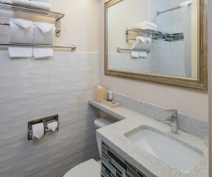 Bay Bridge Inn - Guest Bathroom