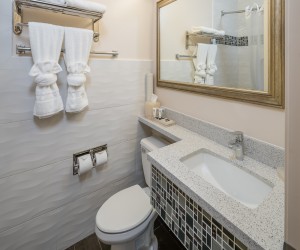 Bay Bridge Inn - Guest Bathroom