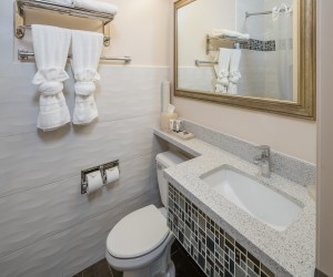 Bay Bridge Inn - Guest Bathroom