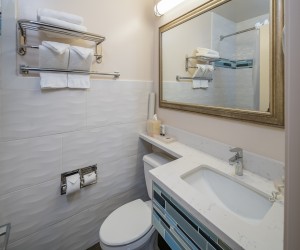 Bay Bridge Inn - Updated Guest Bathroom